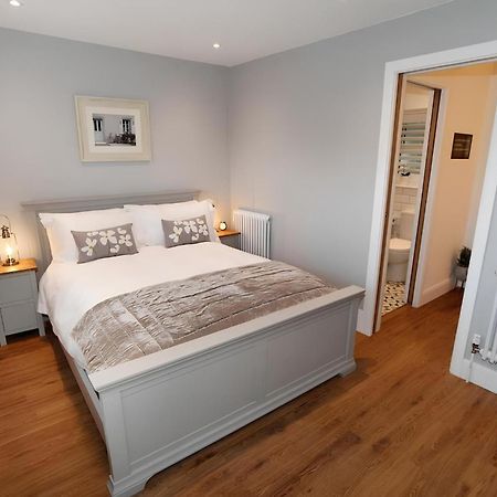 Tucked Away, Beach Access Sleeps 4 The Mumbles Exteriör bild