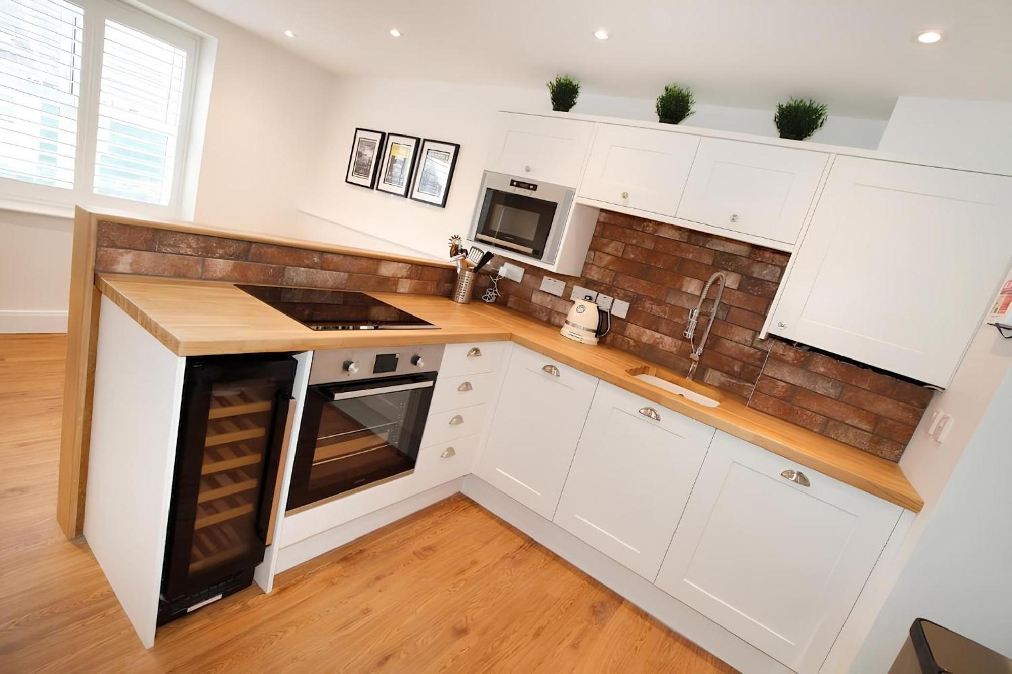 Tucked Away, Beach Access Sleeps 4 The Mumbles Exteriör bild